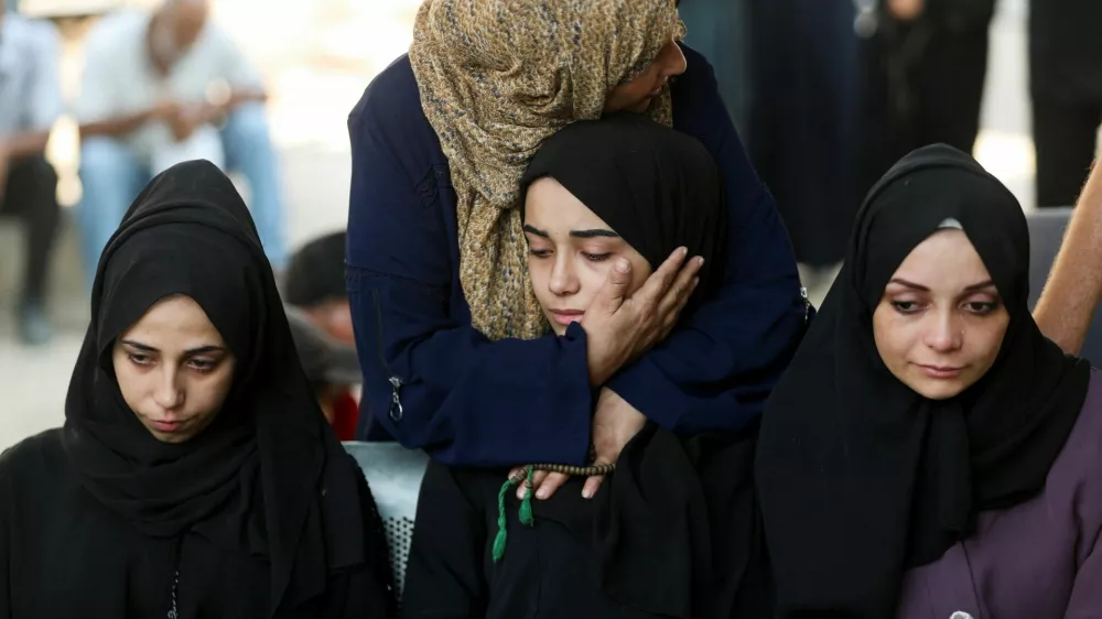 Mourners react during the funeral of Palestinians who were killed by Israeli fire while trying to receive aid and another killed in a strike on Friday, according to medics, at Al-Shifa Hospital in Gaza City, August 30, 2025. REUTERS/Mahmoud Issa