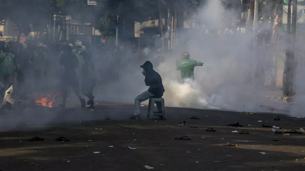 29 August 2025, Indonesia, Jakarta: Students and online drivers gather in front of Brigade Mobile Police Jakarta, to demand the justice for the motorcycle taxi driver who died the night before. Photo: Donal Husni/ZUMA Press Wire/dpa