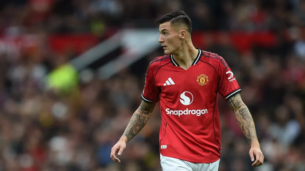 Soccer Football - Premier League - Manchester United v Burnley - Old Trafford, Manchester, Britain - August 30, 2025 Manchester United's Benjamin Sesko REUTERS/Peter Powell EDITORIAL USE ONLY. NO USE WITH UNAUTHORIZED AUDIO, VIDEO, DATA, FIXTURE LISTS, CLUB/LEAGUE LOGOS OR 'LIVE' SERVICES. ONLINE IN-MATCH USE LIMITED TO 120 IMAGES, NO VIDEO EMULATION. NO USE IN BETTING, GAMES OR SINGLE CLUB/LEAGUE/PLAYER PUBLICATIONS. PLEASE CONTACT YOUR ACCOUNT REPRESENTATIVE FOR FURTHER DETAILS..