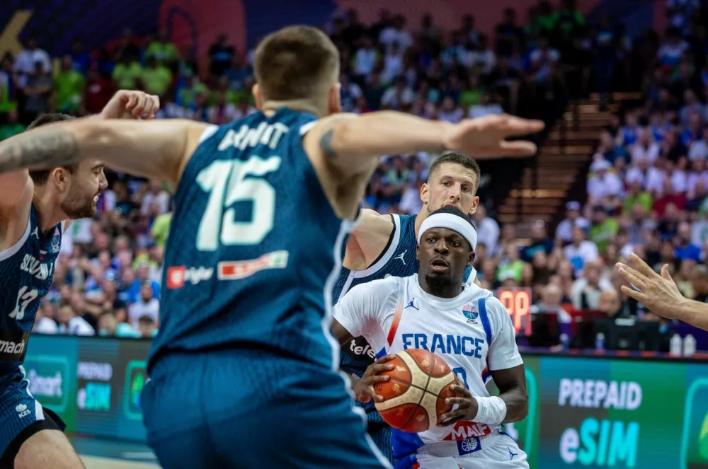 Basketball - FIBA EuroBasket 2025 - Group Phase - France v Slovenia - Spodek, Katowice, Poland - August 30, 2025 France's Sylvain Francisco in action Agencja Wyborcza.pl via REUTERS/Grzegorz Celejewski THIS IMAGE HAS BEEN SUPPLIED BY A THIRD PARTY. POLAND OUT. NO COMMERCIAL OR EDITORIAL SALES IN POLAND.