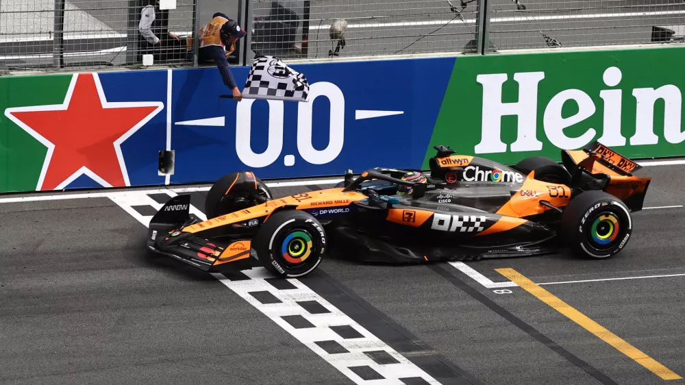 Formula One F1 - Dutch Grand Prix - Circuit Zandvoort, Zandvoort, Netherlands - August 31, 2025 McLaren's Oscar Piastri passes the chequered flag to win the Dutch Grand Prix REUTERS/Jakub Porzycki