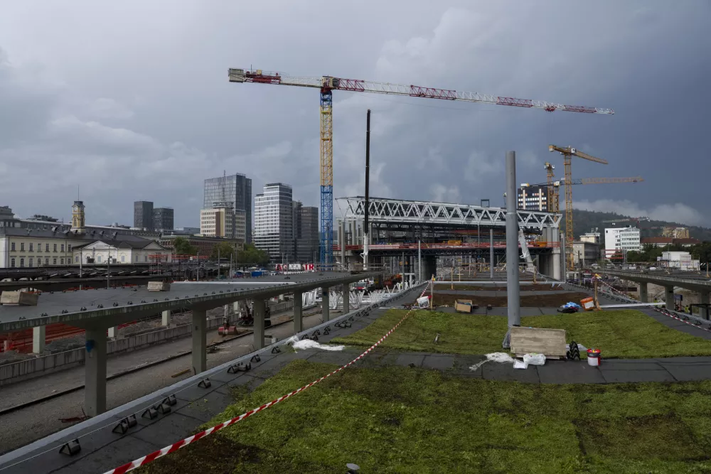 Nadgrajena železniška postaja bo imela sedem novih peronov z nadstreški