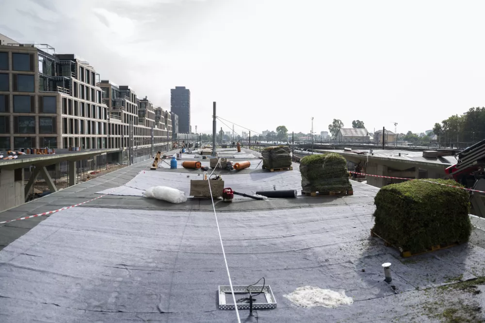 Nadgrajena železniška postaja bo imela sedem novih peronov z nadstreški