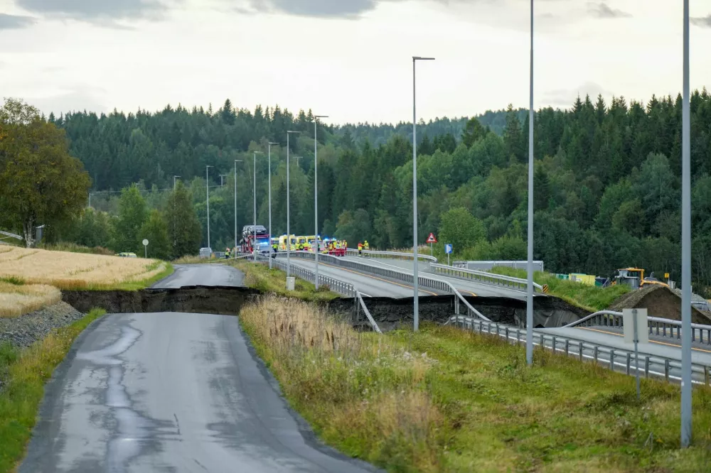 First responders work at the site of a landslide at Nesvatnet, near Levanger, Norway, August 30, 2025. One person is unaccounted for after a landslide crossed the E6 in Levanger. A car ended up in the water, and a house is at risk. NTB/Ole Martin Wold via REUTERS  ATTENTION EDITORS - THIS IMAGE WAS PROVIDED BY A THIRD PARTY. NORWAY OUT. NO COMMERCIAL OR EDITORIAL SALES IN NORWAY. / Foto: Ole Martin Wold