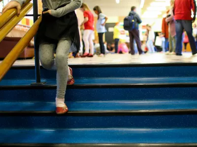 ﻿Simbolična fotografija, šolstvo, otroci, otrok, - 28.03.2017 - OŠ Brezovica pri Ljubljani - projekt SKUPAJ SMO VEČJI - otroci in šolarji ustvarjali risbe in slike z namenom sestaviti največjo sestavljeno risbo na svetu za guinnessovo knjigo rekordov.    //FOTO: Bojan Velikonja