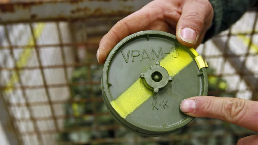 deaktiviranje mine - protipehotna antimagnetna mina VPAM3 - razstavljanje - 25.11.2013 - Voja&scaron;ko skladi&scaron;če orožja Podstrmec pri Borovnici - vzdrževanje streliva, minsko-eksplozivnih sredstev in raket - voja&scaron;ka enota za vzdrževanje orožja SV - Slovenska vojska - projekt uničevanje nevarnih eksplozivnih sredstev iz tovarne KIK Kamnik - pirotehniki //FOTO: Tomaž Skale