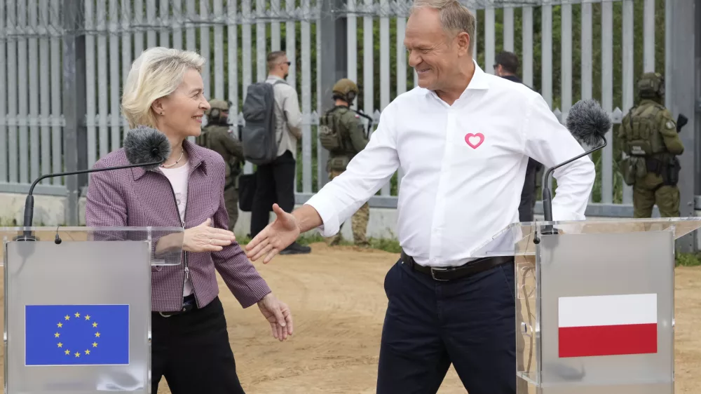 Polish Prime Minister Donald Tusk, right, and European Commission President Ursula von der Leyen shake hands after delivering a statement to the media during their visit to the Polish-Belarus border, in Krynki, Poland, Sunday, Aug. 31, 2025. (AP Photo/Czarek Sokolowski)