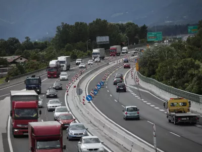 ﻿- 29.05.2014 - štajerska avtocesta - delo na avtocesti med priključkom Žalec - Arja vas in priključkom Šempeter v smeri Ljubljane -   //FOTO: Luka Cjuha.