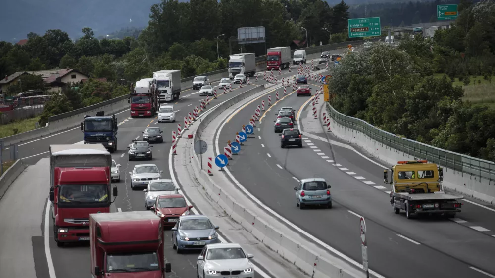 ﻿- 29.05.2014 - štajerska avtocesta - delo na avtocesti med priključkom Žalec - Arja vas in priključkom Šempeter v smeri Ljubljane -   //FOTO: Luka Cjuha.