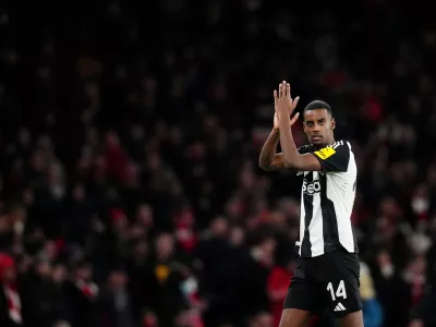 FILED - 01 September 2025, United Kingdom, London: Newcastle's Alexander Isak applauds the fans after the English Premier League soccer match between AFC Bournemouth and Newcastle United. Photo: John Walton/PA Wire/dpa