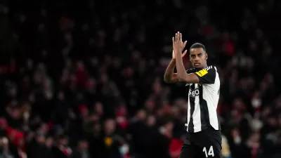 FILED - 01 September 2025, United Kingdom, London: Newcastle's Alexander Isak applauds the fans after the English Premier League soccer match between AFC Bournemouth and Newcastle United. Photo: John Walton/PA Wire/dpa