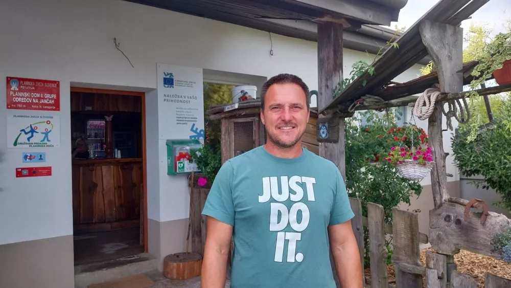 Dom na Jančah vodi Dušan Zajc – oskrbnik, gostitelj, mojster testa in pripovedovalec lokalnih zgodb.