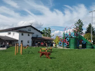 Dom se pohvali z otroškimi igrali, nekaj jih je postavljenih tudi za hišo.