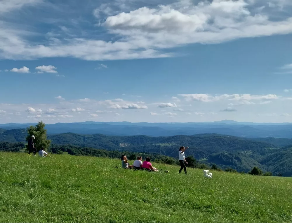 Prostoren travnik pred domom nudi nepozaben razgled in priložnost za posedanje v družbi prijateljev in družine. 