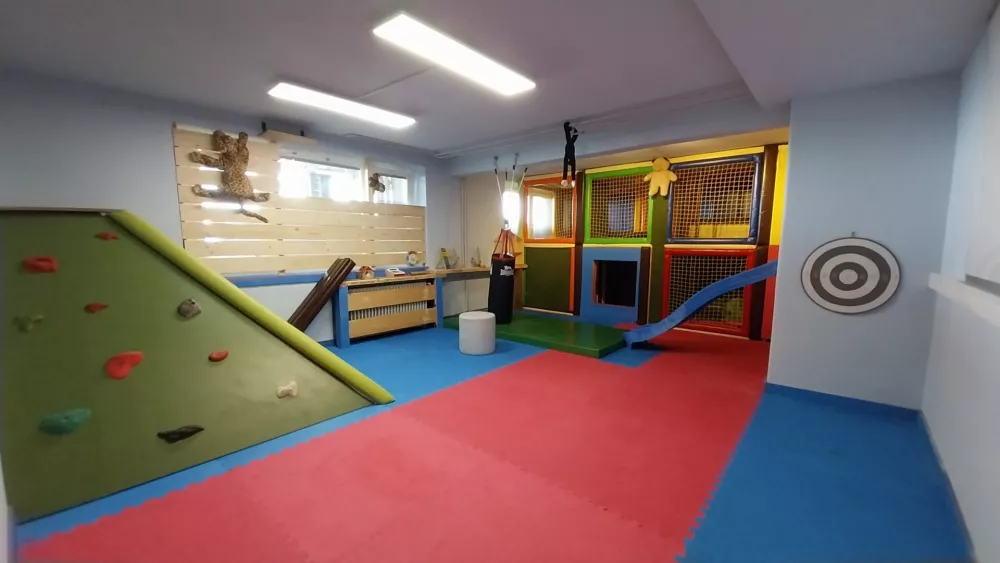 V podkletenem prostoru se nahaja igralnica, ki jo otroci koristijo med bivanjem v domu ali v primeru slabega vremena. 