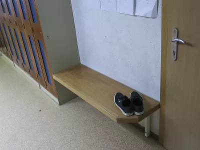 ﻿- Osnovna šola Valentina Vodnika v Ljubljani - šolska garderoba - šolski copati - osnovnošolci - učenci - šolstvo    - 07.05.2015 - Nacionalno preverjanje znanja (NPZ) v osnovnih šolah - pisno preverjanje znanja iz maternega jezika za učence 6. in 9. razreda -    //FOTO: Jaka Gasar