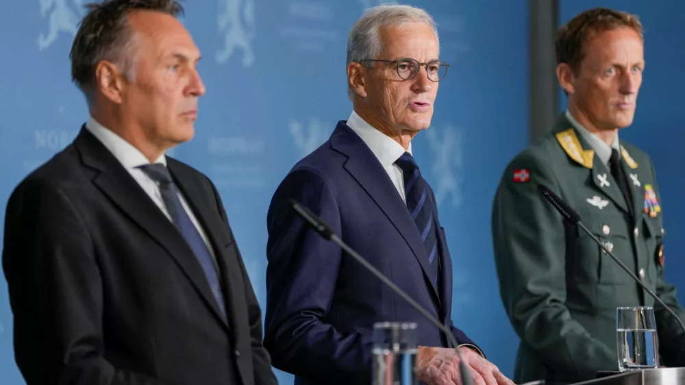 Norway's Prime Minister Jonas Gahr Stoere, Minister of Defence Tore O. Sandvik, and Chief of Defence General Eirik Kristoffersen speak to the media on the status of the purchase of British-made frigates, at the prime minister's office in Oslo, Norway, August 31, 2025. NTB/Rodrigo Freitas via REUTERS  ATTENTION EDITORS - THIS IMAGE WAS PROVIDED BY A THIRD PARTY. NORWAY OUT. NO COMMERCIAL OR EDITORIAL SALES IN NORWAY.