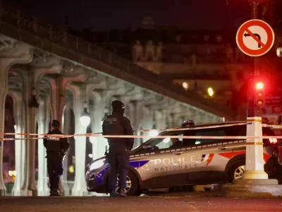 French police secures the access to the Bir-Hakeim bridge after a security incident in Paris, France December 3, 2023. REUTERS/Stephanie Lecocq