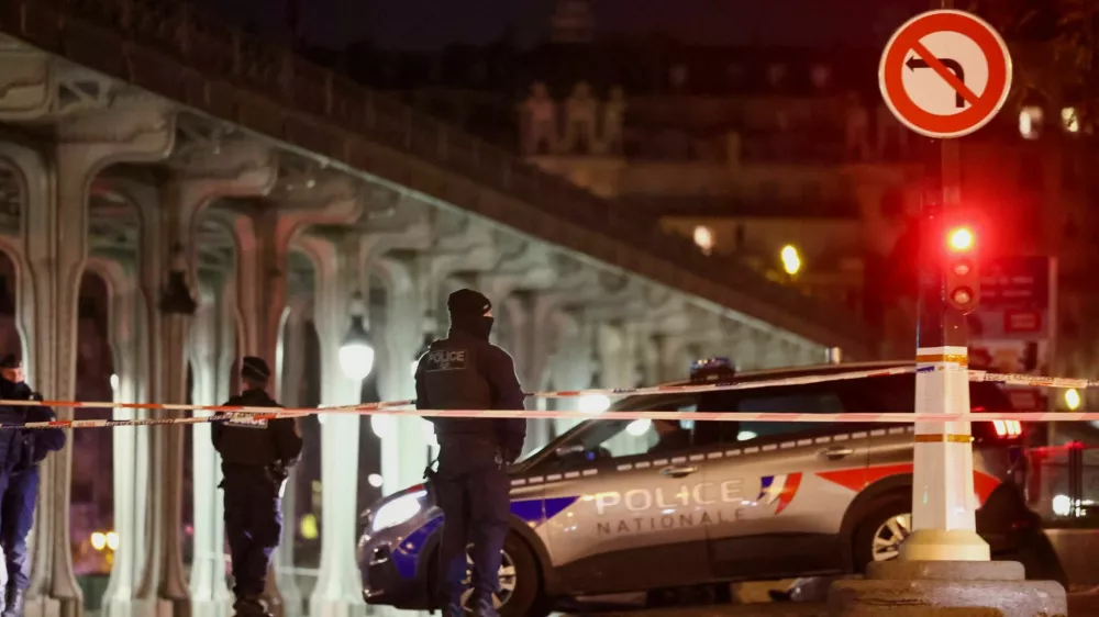 French police secures the access to the Bir-Hakeim bridge after a security incident in Paris, France December 3, 2023. REUTERS/Stephanie Lecocq