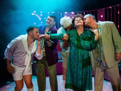 Vpišite, obnovite ali podarite abonma, od 1. septembra do 17. oktobra 2025, pri blagajni gledališča na Krekovem trgu 2 v Ljubljani. 