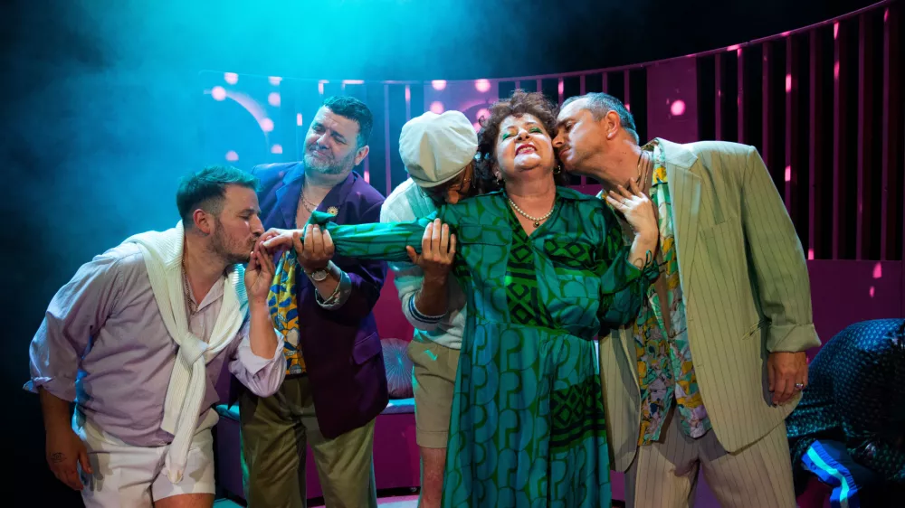 Vpišite, obnovite ali podarite abonma, od 1. septembra do 17. oktobra 2025, pri blagajni gledališča na Krekovem trgu 2 v Ljubljani. 