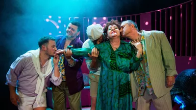 Vpišite, obnovite ali podarite abonma, od 1. septembra do 17. oktobra 2025, pri blagajni gledališča na Krekovem trgu 2 v Ljubljani. 