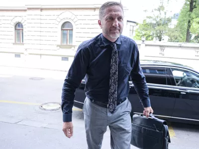 Glas ljudstva vladi: Kapital ste postavili pred ljudi!