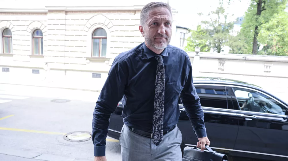 Glas ljudstva vladi: Kapital ste postavili pred ljudi!