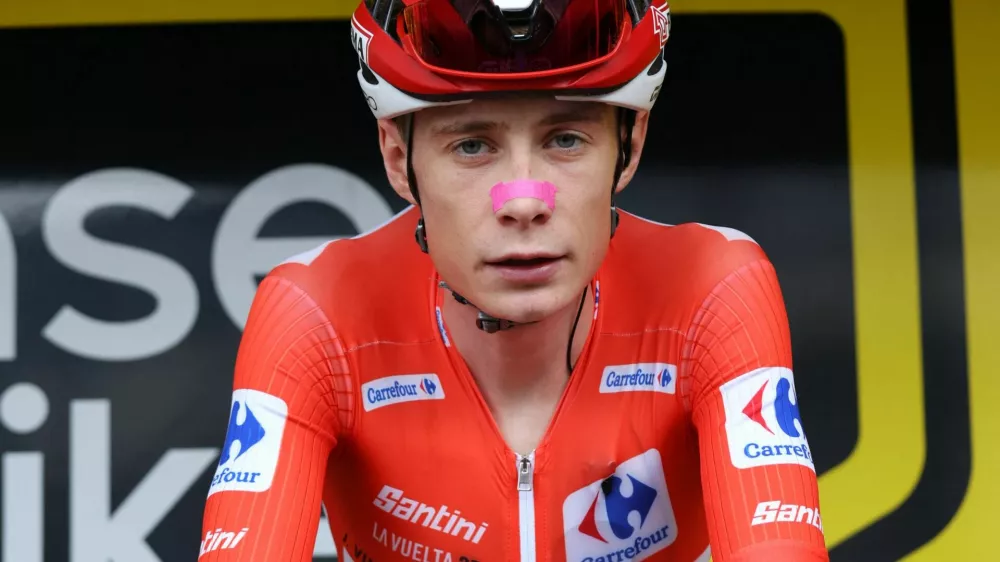 Cycling - Vuelta a Espana - Stage 11 - Bilbao to Bilbao - Bilbao, Spain - September 3, 2025 Team Visma | Lease a Bike's Jonas Vingegaard wearing the red jersey ahead of stage 11 REUTERS/Pankra Nieto