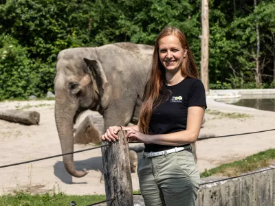 Petra Vrh Vrezec, biologinja in operna pevka s slonico Gango / Foto: Žare Modlic
