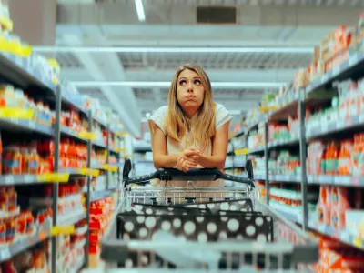 Buyer deciding about purchases in a big store / Foto: Nicoletaionescu