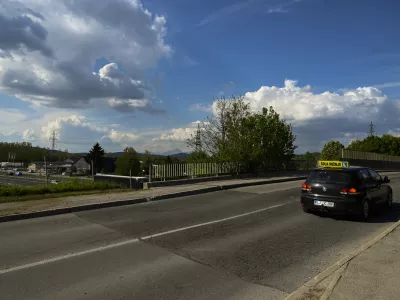 - šola vožnje - avtošola - 04.05.2022 – nadvoz Cesta dveh cesarjev nad ljubljansko obvoznico - - most in cestišče v slabem stanju//FOTO: Nik Erik Neubauer