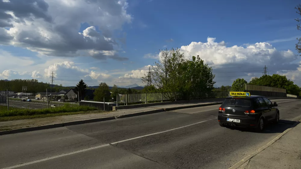 - šola vožnje - avtošola - 04.05.2022 – nadvoz Cesta dveh cesarjev nad ljubljansko obvoznico - - most in cestišče v slabem stanju//FOTO: Nik Erik Neubauer