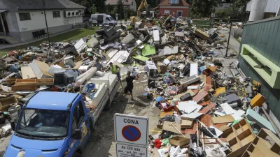 odpadki zbirni center pred ZD Mengeš - - 07.08.2023 - Najhujša naravna ujma v zgodovini Slovenije - prizadeti dve tretjini države - ujma - poplave –  PREGLED LETA 2023//FOTO: Luka Cjuha