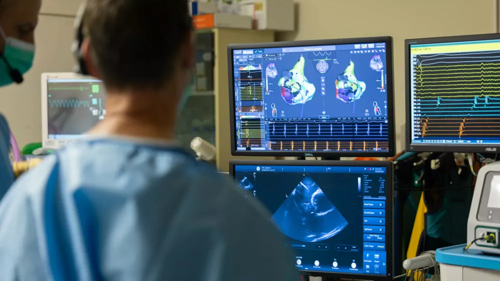 Ljubljana, UKC Ljubljana.V Univerzitetnem klinicnem centru Ljubljana so pridobili najsodobnejso napravo za zdravljenje kompleksnih motenj srcnega ritma. Naprava omogoca fleksibilen nacin zdravljenja, z njo pa lahko opravijo poseg ne glede na vrsto motnje srcnega ritma, ki jo diagnosticirajo med posegom.Foto: Zan Rutar