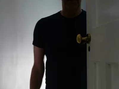 Osumljeni se je spravil nad družinske člane, še posebej hudo nad mamo. Fotografija je simbolična. F Reuters