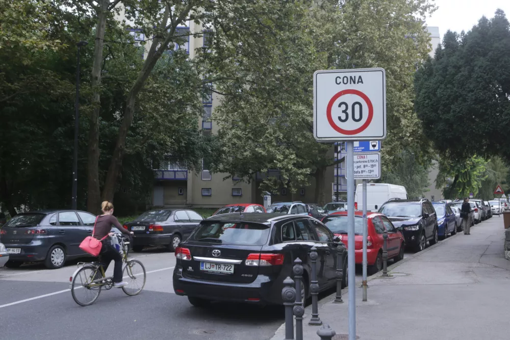 ﻿Cona 30 na Poljanski cesti v Ljubljani, kjer je celo območje omejene hitrosti na 30 km na urofoto: Bojan Velikonja