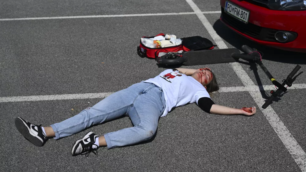 E - SKIROSKIRO SIMBOLIČNA FOTOGRAFIJAvarnost v prometu električni skiroprometna nesrečasmrt v prometupromettrčenjetrk14.05.2025 Novinarska konferenca: " Varno z e-skirojem "FOTO: Nik Erik Neubauer