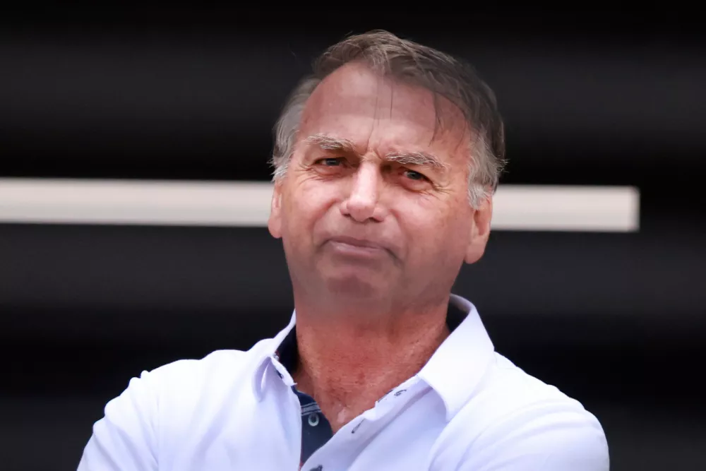 Photographed through a gate, Brazil's former President Jair Bolsonaro stands at the entrance of his home where he is under house arrest in Brasilia, Brazil, Tuesday, Sept. 2, 2025. (AP Photo/Luis Nova) / Foto: Luis Nova