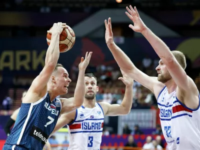 Basketball - FIBA EuroBasket 2025 - Group Phase - Iceland v Slovenia - Spodek, Katowice, Poland - September 2, 2025 Slovenia's Klemen Prepelic in action with Iceland's Tryggvi Hlinason Grzegorz Celejewski/Agencja Wyborcza.pl via REUTERS ATTENTION EDITORS - THIS IMAGE WAS PROVIDED BY A THIRD PARTY. POLAND OUT. NO COMMERCIAL OR EDITORIAL SALES IN POLAND.