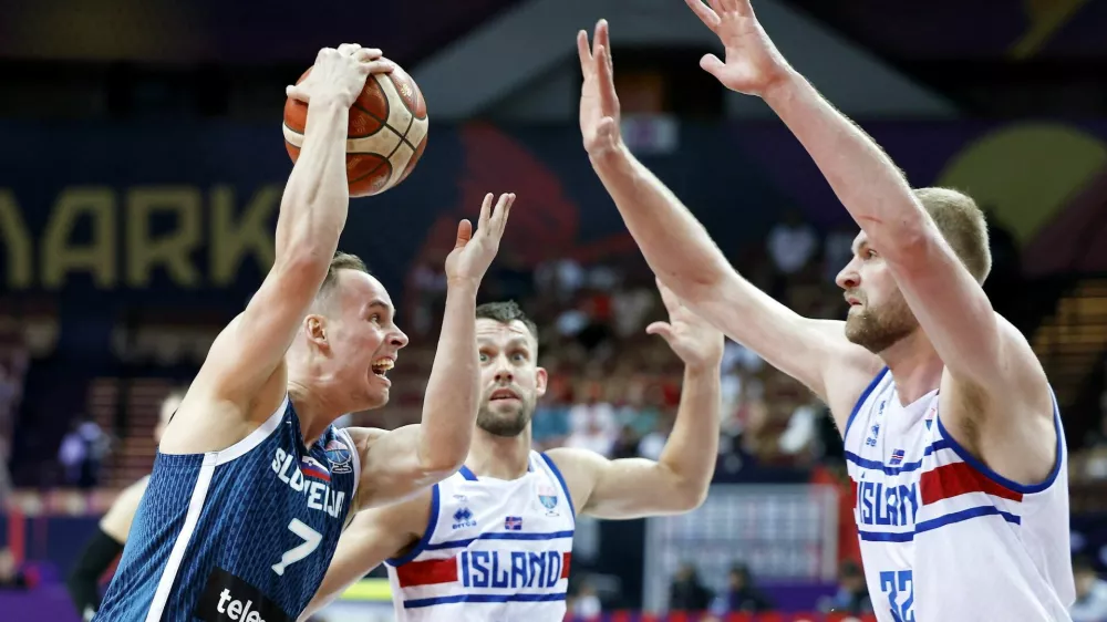 Basketball - FIBA EuroBasket 2025 - Group Phase - Iceland v Slovenia - Spodek, Katowice, Poland - September 2, 2025 Slovenia's Klemen Prepelic in action with Iceland's Tryggvi Hlinason Grzegorz Celejewski/Agencja Wyborcza.pl via REUTERS ATTENTION EDITORS - THIS IMAGE WAS PROVIDED BY A THIRD PARTY. POLAND OUT. NO COMMERCIAL OR EDITORIAL SALES IN POLAND.