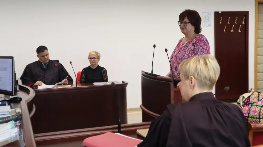 Murska Sobota, okrozno sodisce v Murski Soboti.Predobravnavni narok v kazenski zadevi zoper Suzano Lukovnjak, sindikalno zaupnico in knjiznicarko v Pokrajinski in studijski knjiznici (PISK) Murska Sobota.