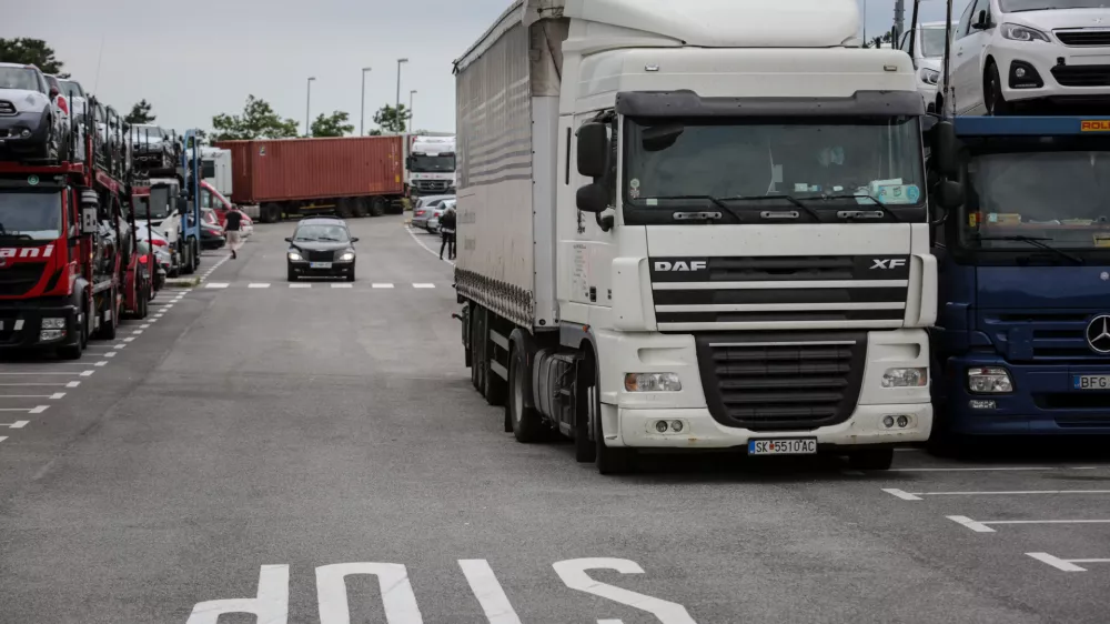﻿03.07.2016 - Stavka v Luki Koprer - Luka Koper - tovorni promet tovornjaki čakajo za vstop v Luko ///FOTO: Luka Cjuha..