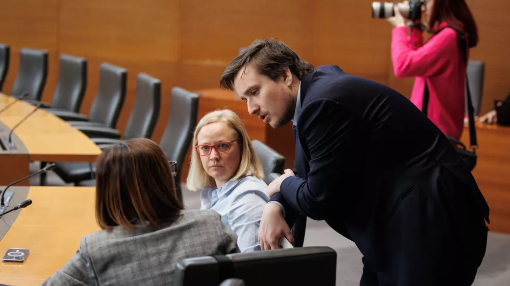 Ljubljana, DZ.Zadnji dan redne seje DZ, na kateri so obravnavali predlog o spremembah zakona o evidencah na podrocju dela in socialne varnosti ter predlog zakona o pomoci pri prostovoljnem koncanju zivljenja.Poslanec Svobode Lenart Zavbi.