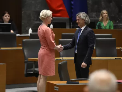 predsednica DZ Urška Klakočar Zupančič in novi predsednik vlade Robert Golob25.05.2022 - izredna seja DZ, na kateri bodo glasovali o kandidatu za mandatarja Robertu GolobuFoto Luka Cjuha