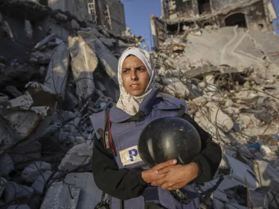 Freelance journalist Mariam Dagga, 33, who had been working with the Associated Press and other outlets during the Gaza war, poses for a portrait in Khan Younis, southern Gaza Strip, on June 14, 2024. Dagga was one of several journalists killed along with other people in Israeli strikes on Nasser Hospital in Khan Younis on Aug. 25, 2025. (AP Photo/Jehad Alshrafi) / Foto: Jehad Alshrafi