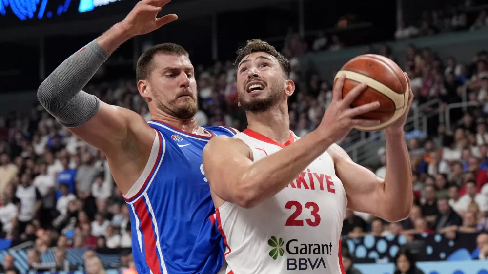 Basketball - FIBA EuroBasket 2025 - Group Phase - Turkey v Serbia - Xiaomi Arena, Riga, Latvia - September 3, 2025 Turkey's Alperen Sengun in action with Serbia's Nikola Jokic REUTERS/Ints Kalnins
