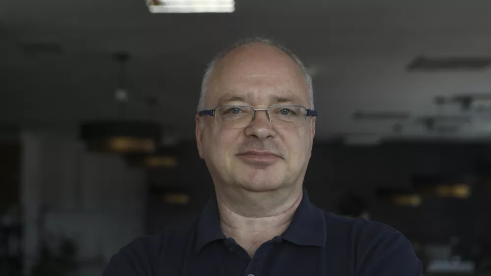 - 19.06.2023 - Dr. Dejan Verčič, profesor, avtor, podjetnik in partner v skupini Herman & partnerji, je v zadnjem desetletju, in sicer med leti 2010&ndash;2019, drugi najbolj citirani raziskovalec na področju globalnih odnosov z javnostmi na svetu. //FOTO: Luka Cjuha