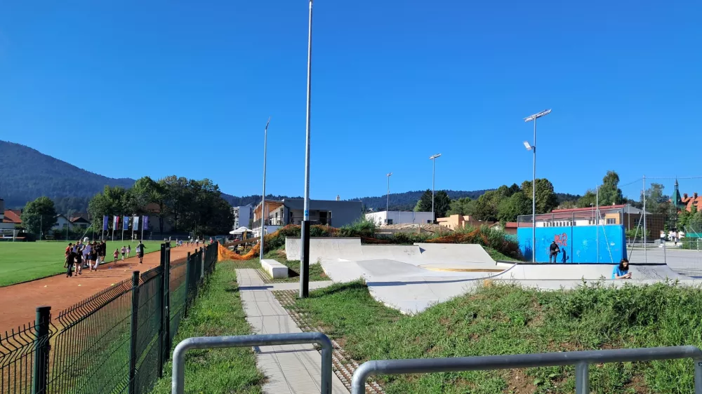 Športni park Vrhnika ima sveže dokončani skatepark, ki je že v uprabi. Foto: Miha K. Turk 