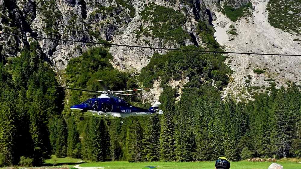 Reševalni helikopter, policijski helikopter, nesreča v gorah, gorska nesreča, gore, GRZS, reševanjeFoto: PU Kranj
